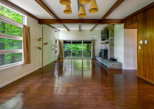 Mid-Century Modern in Colts Neck