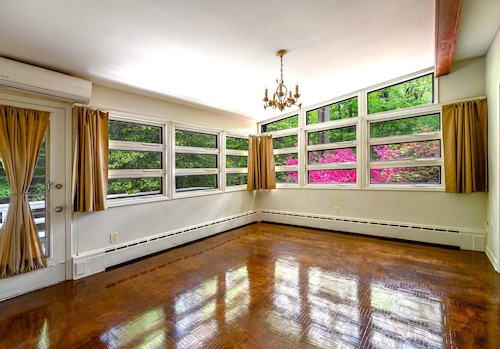 Mid-Century Modern in Colts Neck