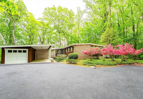 Mid-Century Modern in Colts Neck