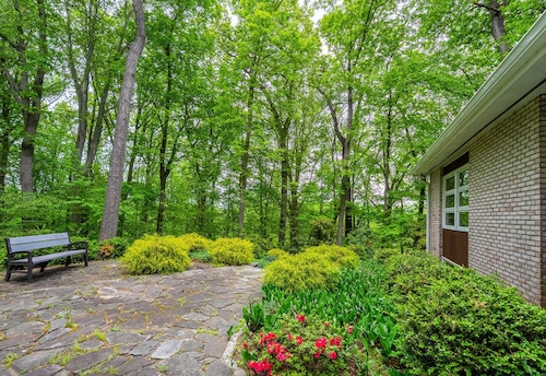 Mid-Century Modern in Colts Neck